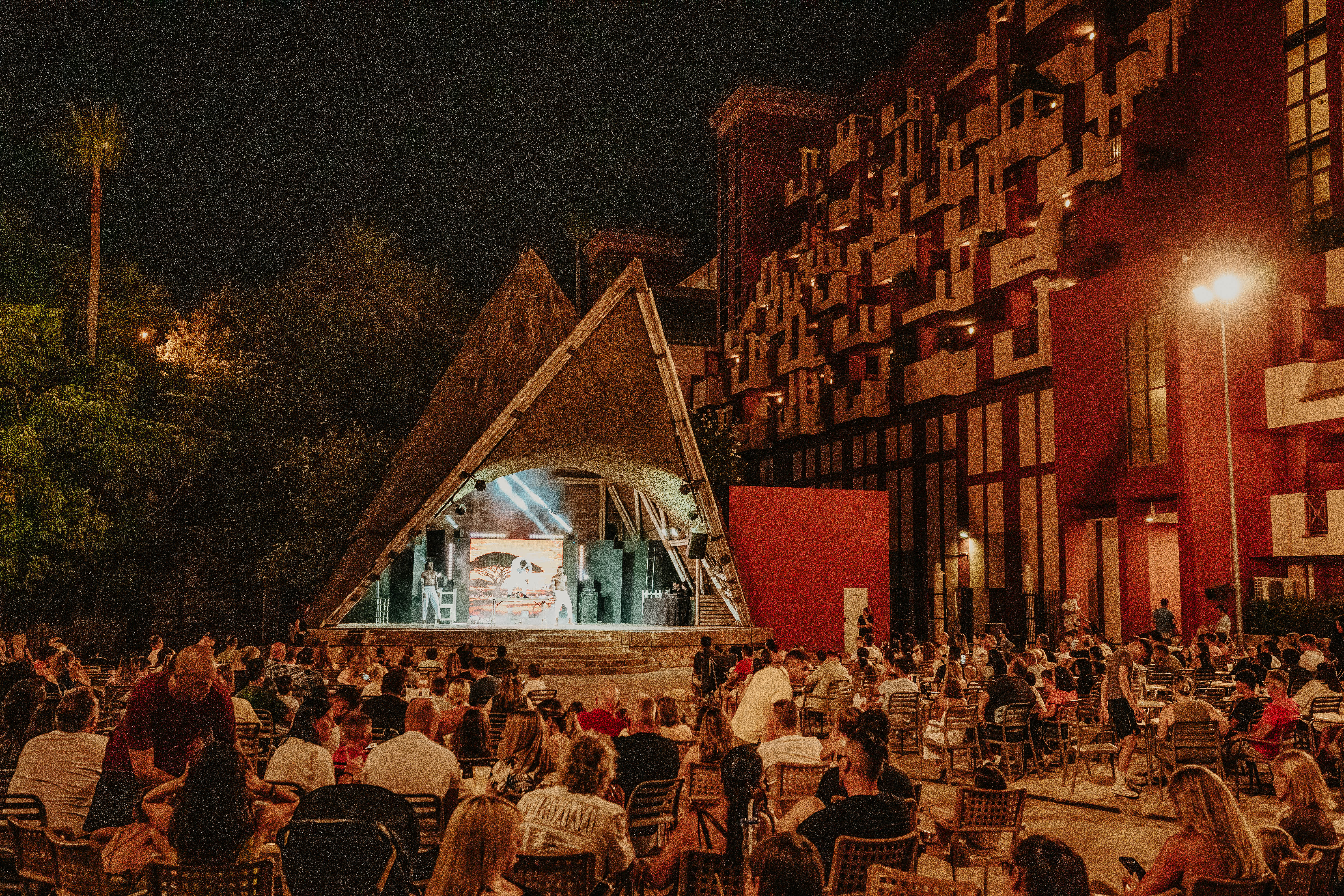 Shows nocturnos: como convertir el entretenimiento en ingresos para el hotel